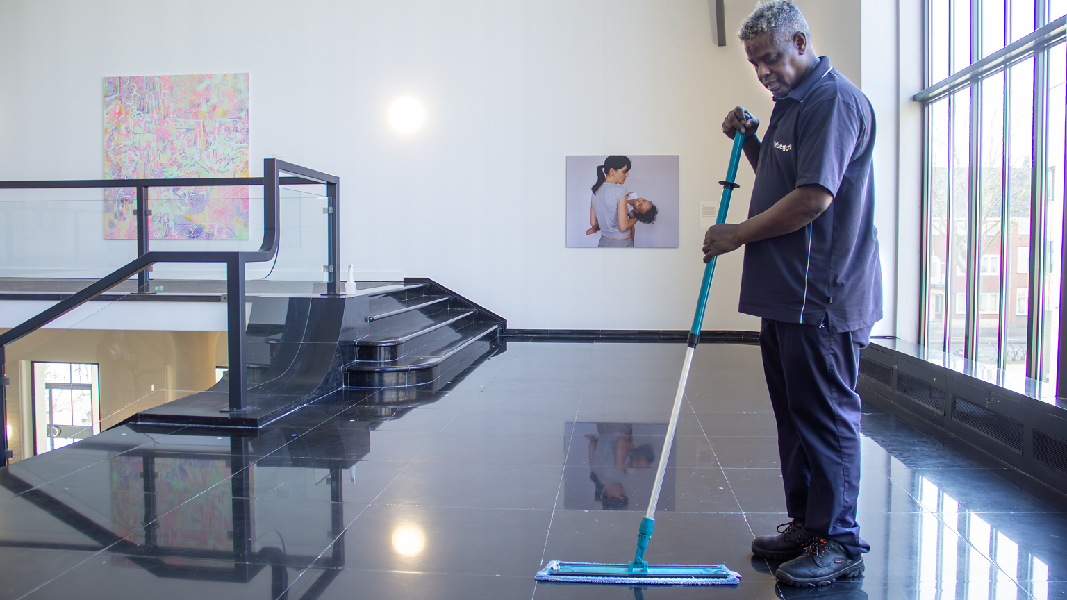 Schoonmaker Aan Het Werk Bij Gemeente Heerlen 3 Participatie
