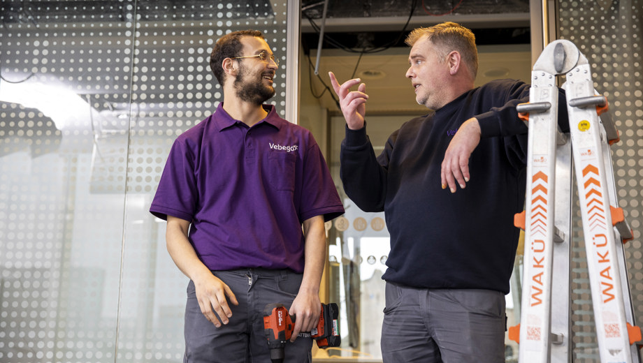 Handymans bespreken technisch verduurzamen.
