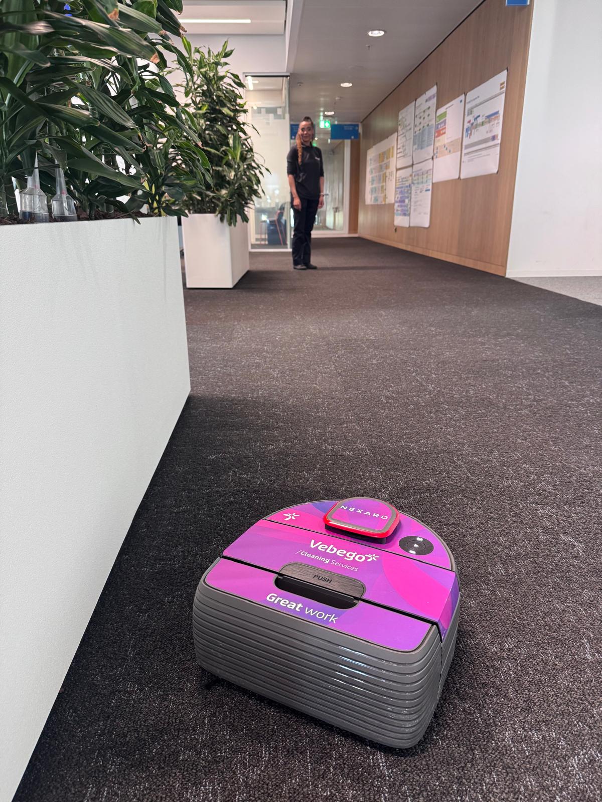 Nexaro Bij ASML Met Schoonmaker Op Achtergrond 2