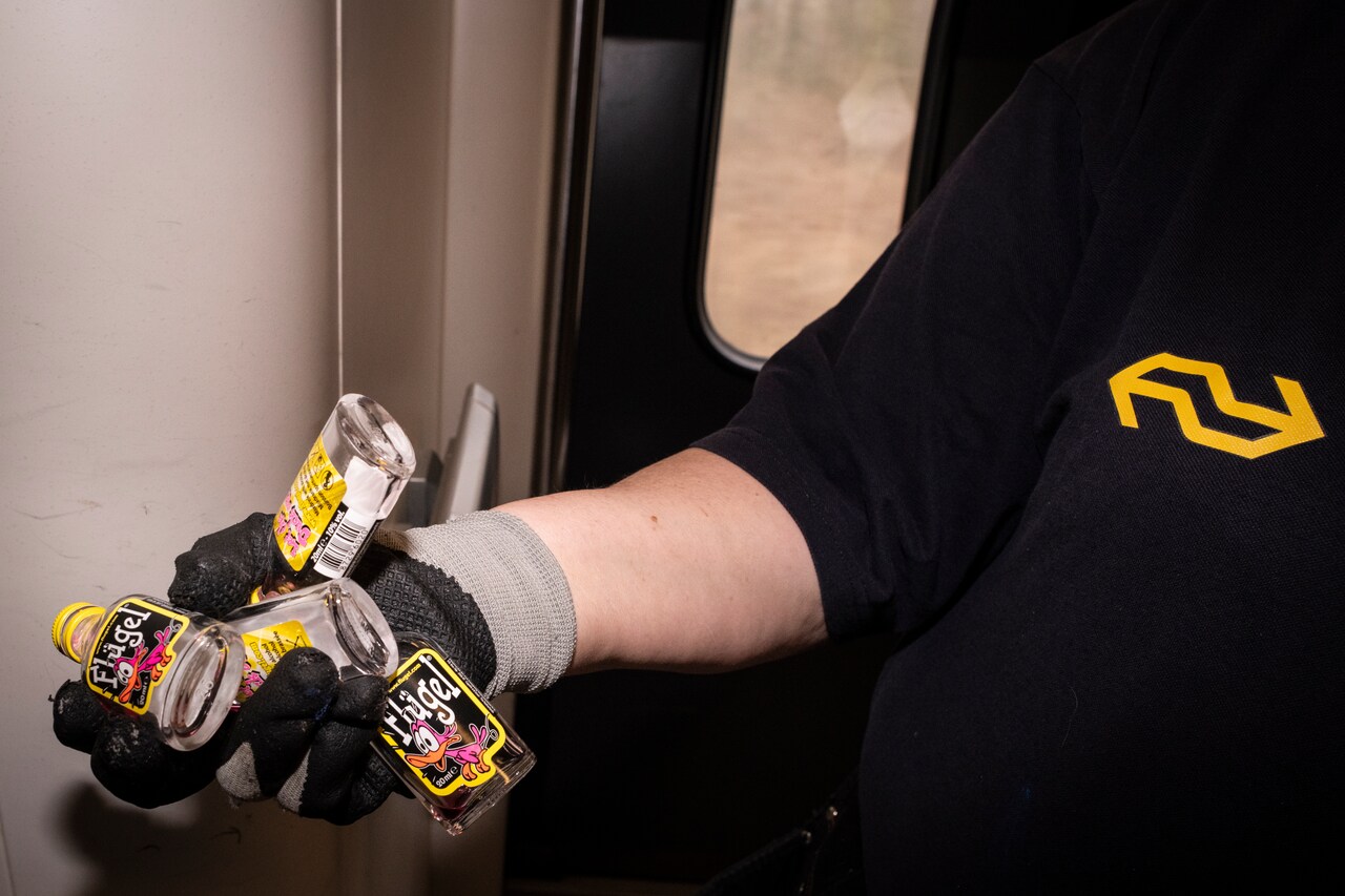 Desiree Maquine Met Een Verzameling Drankflesjes Roos Pierson