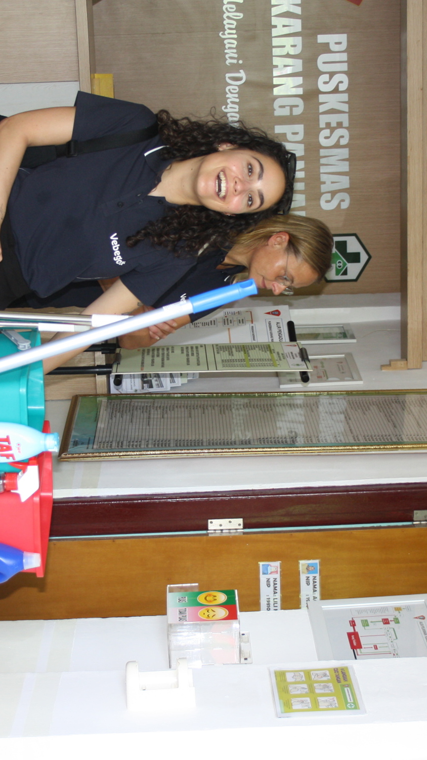 Ruby Aan Het Werk Op Ambon