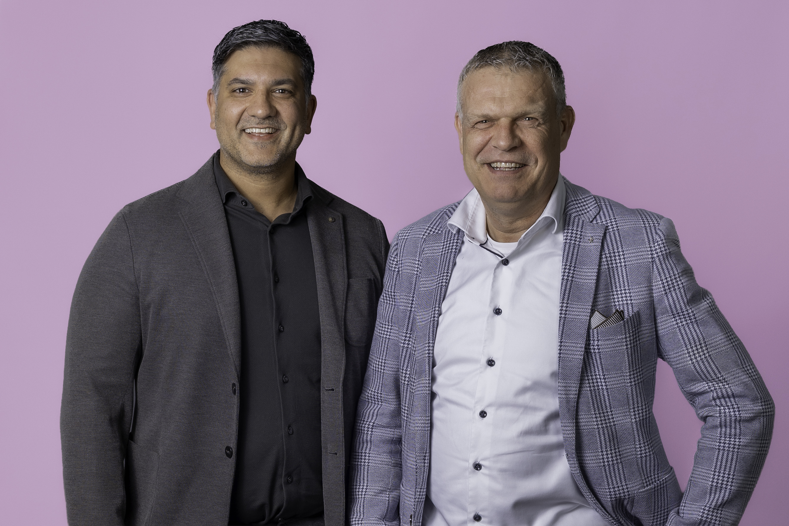 Rene En Rajeev Portret Fotostudio Liggend