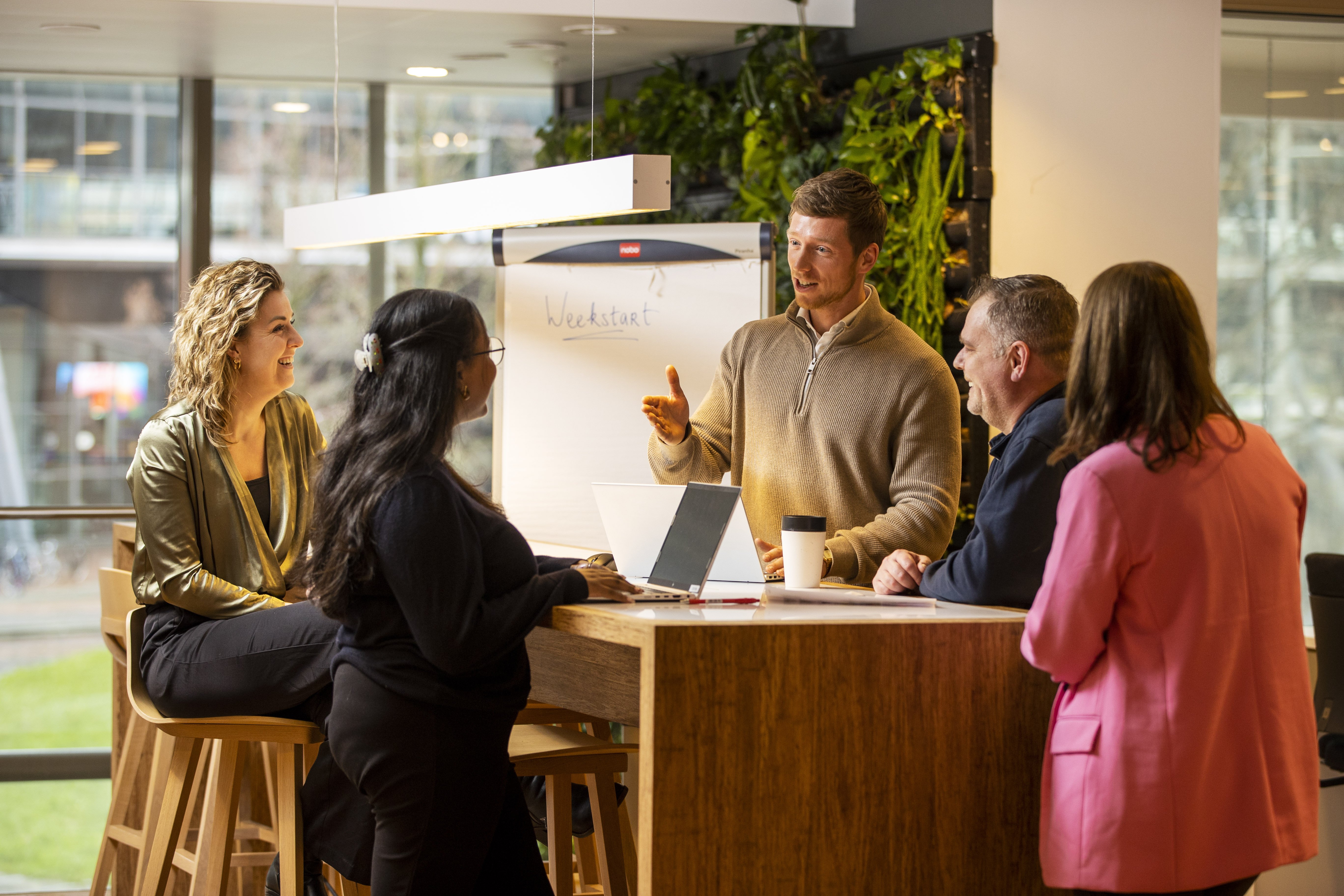 Teamoverleg, bespreken acties duurzaam gebouw