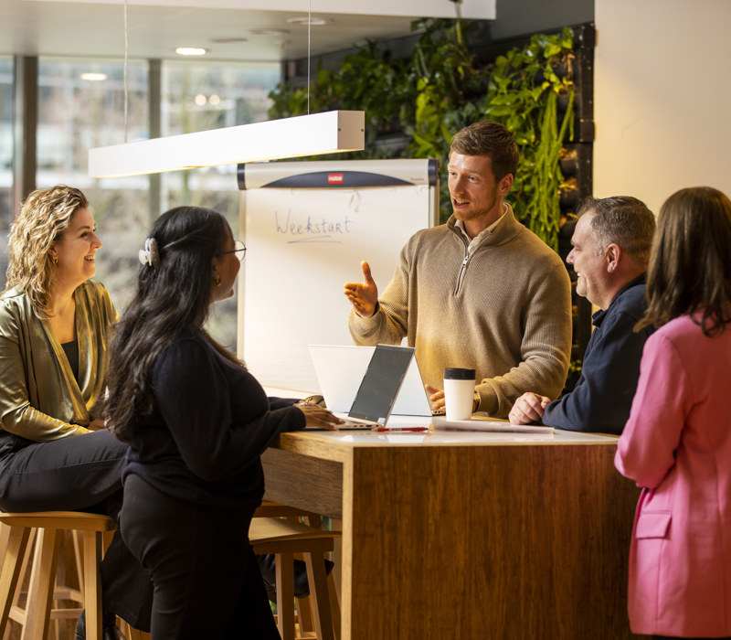 Teamoverleg, bespreken acties duurzaam gebouw