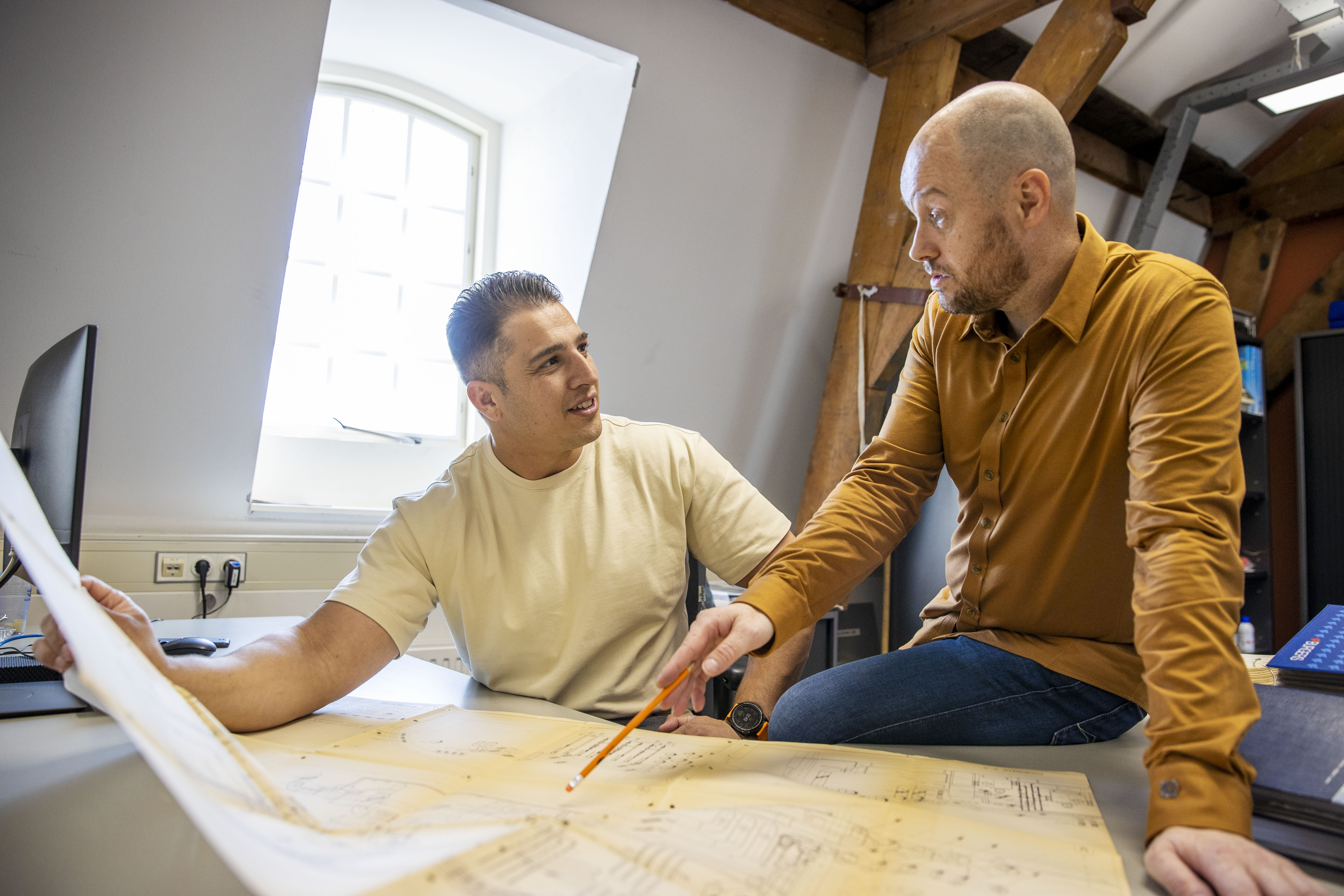 Bouwtekening Bekijken Met 2 Personen 2