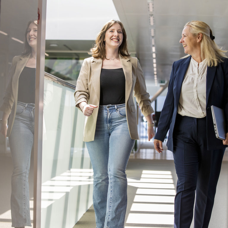 Facility Collega's Wandelend Door Gang