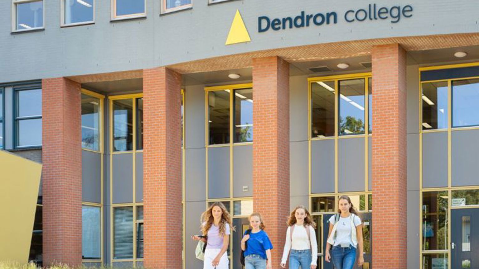 Voorkant Dendron met leerlingen
