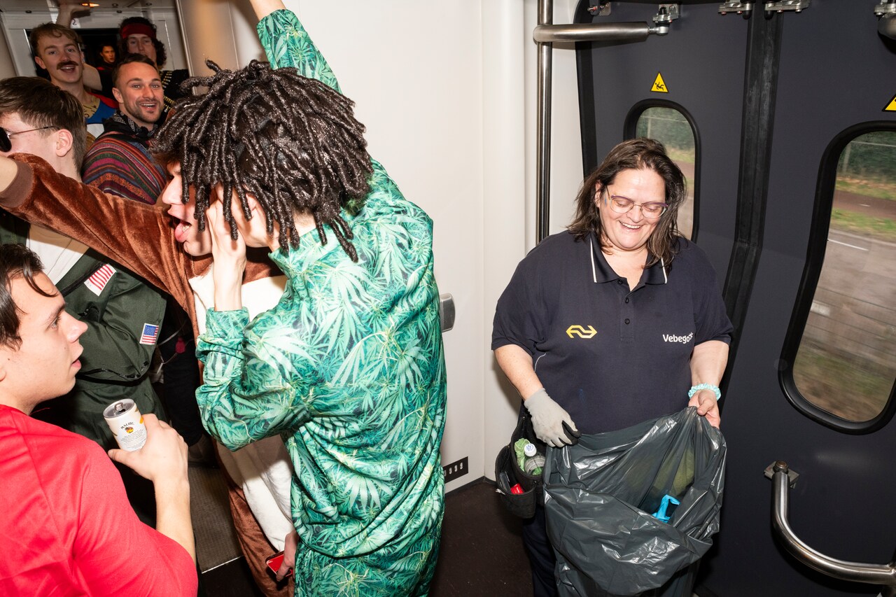 Desiree Maquine Aan Het Werk In De Trein Tussen Bosch En Eindhoven Roos Pierson